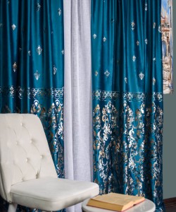 Draperie catifea albastru cu model auriu