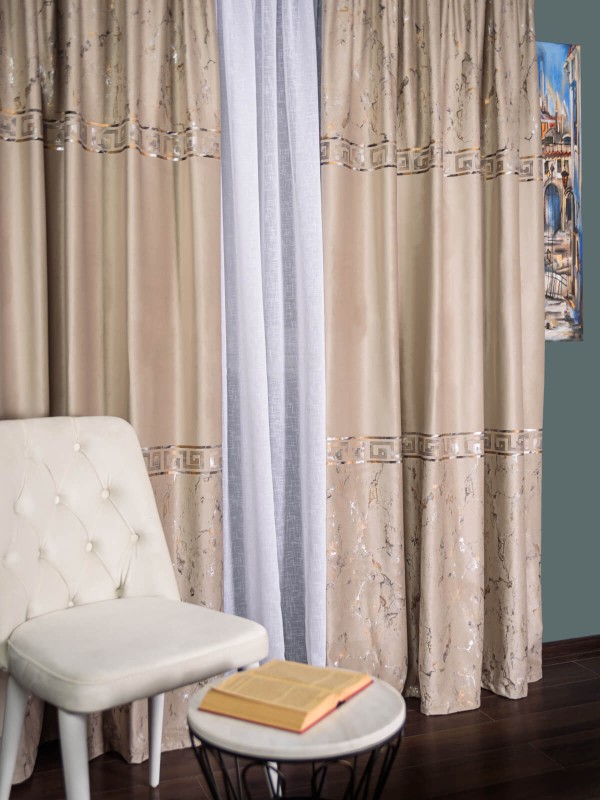 Draperie catifea bej cu model auriu