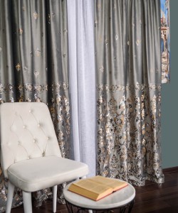 Draperie catifea gri cu model auriu