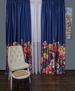 Draperie satin albastru,flori multicolore
