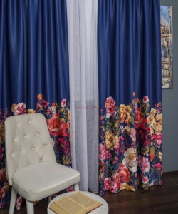 Draperie satin albastru,flori multicolore