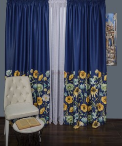 Draperie satin albastru,flori multicolore