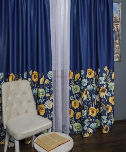 Draperie satin albastru,flori multicolore