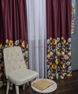 Draperie satin grena,flori multicolore