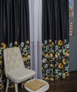 Draperie satin negru,flori multicolore
