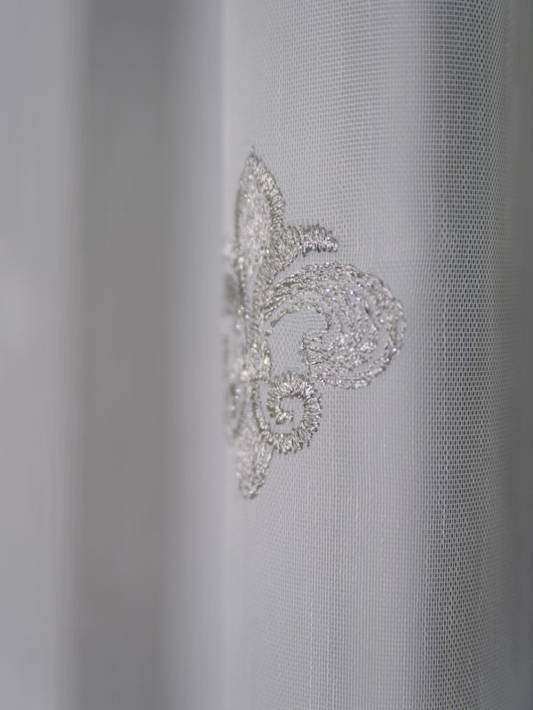 Perdea tulle brodat alb/gri