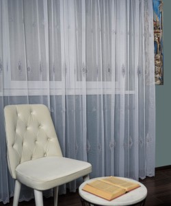 Perdea tulle brodat alb/gri