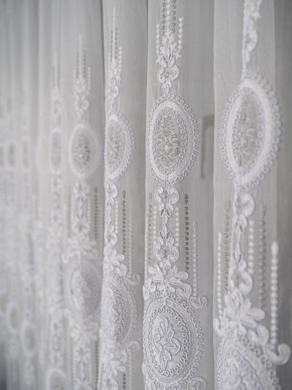 Perdea tulle brodat alb/gri