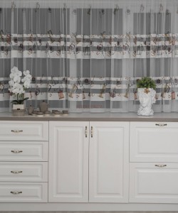 Perdea tulle cu  benzi satinate, model specific bucatarie