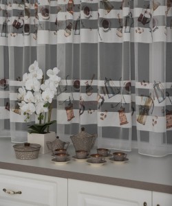 Perdea tulle cu  benzi satinate, model specific bucatarie